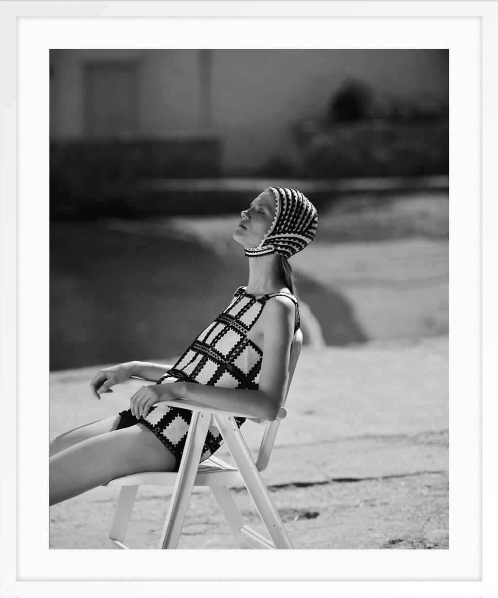 Tomar el sol 1 - Figurative Photograph Negro de Thanassis Krikis
