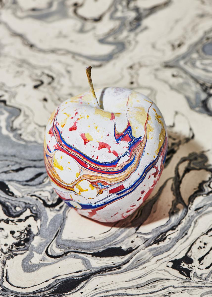 Julia Stotz Color Photograph – Farbe Swirl auf Apfel