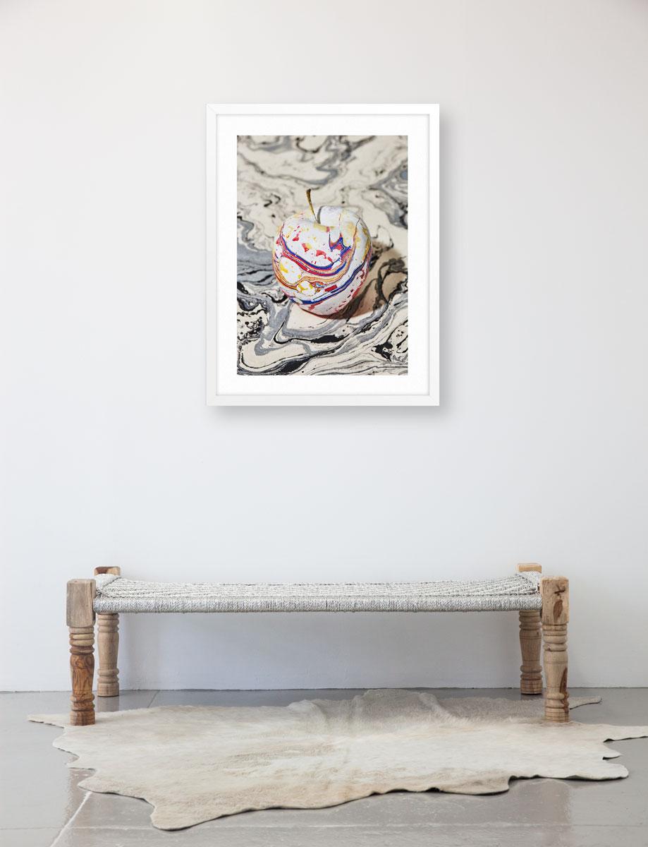 Farbe Swirl auf Apfel – Photograph von Julia Stotz
