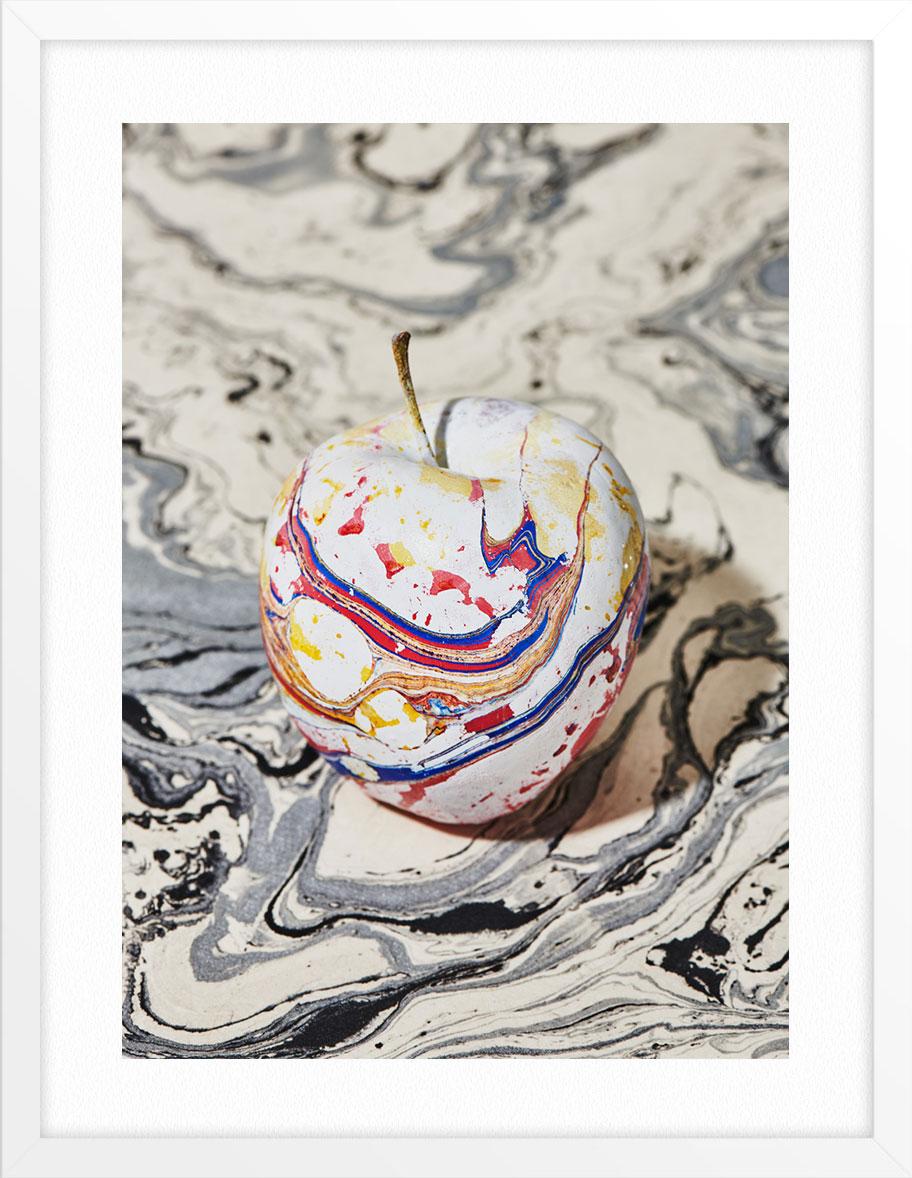 Farbe Swirl auf Apfel (Grau), Color Photograph, von Julia Stotz