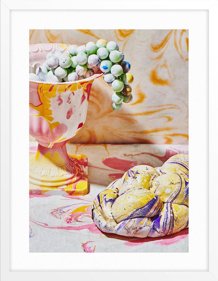 Tavola con marmorizzazione - Color Photograph Beige di Julia Stotz