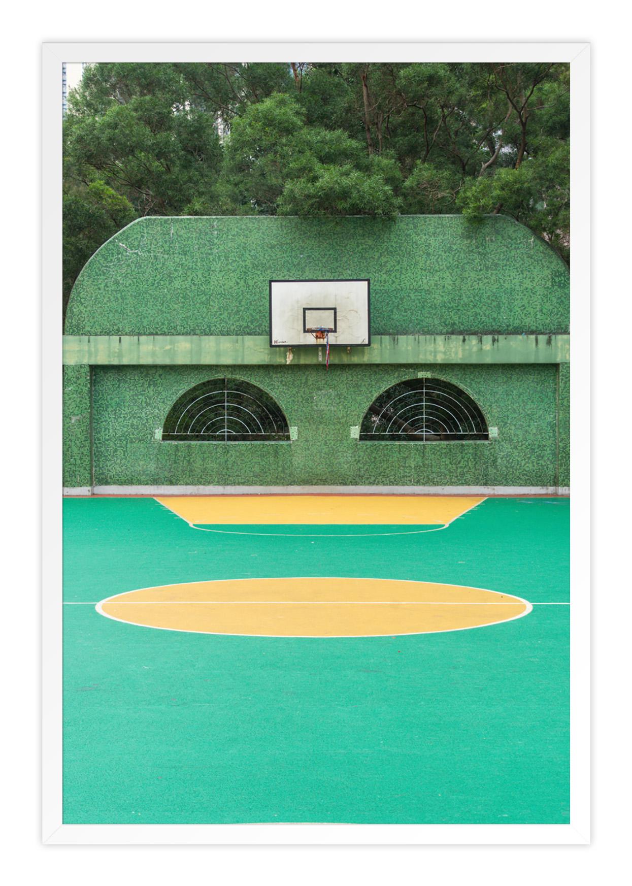 SOBRE ESTA PIEZA Hong Kong es la ciudad del mundo con más canchas de baloncesto. Esta audaz afirmación es difícil de verificar, pero en su serie Hong Kong Basketball Court, Austin Bell se propone mostrarlas exhaustivamente todas, ya sea por el aire