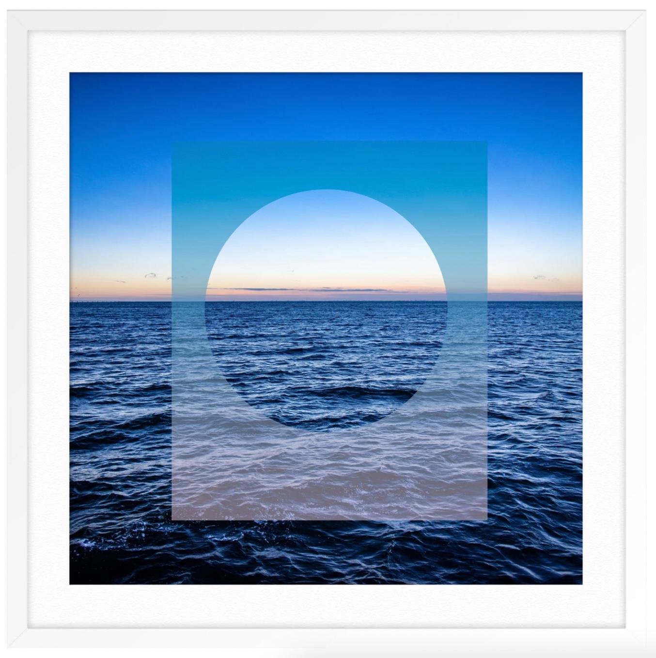 Paesaggio marino blu - Color Photograph Blu di Igor Vitomirov