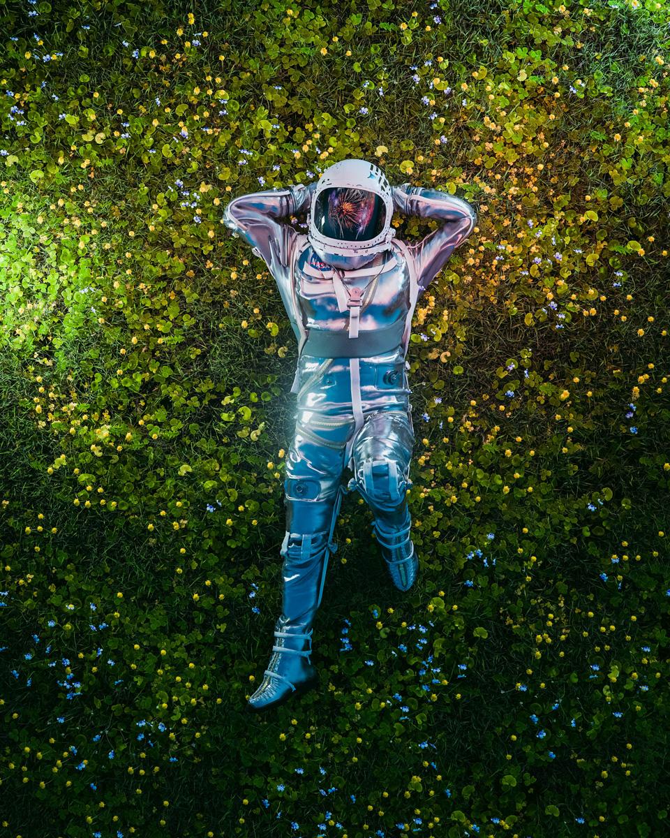 Color Photograph di Cameron Burns - Astro Capodanno