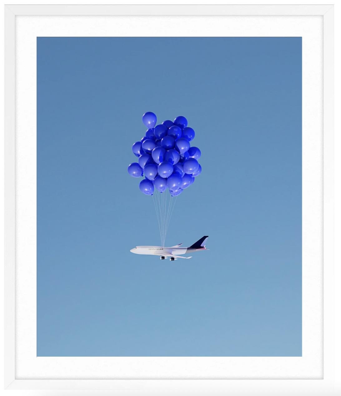 Balloon Flight 1 - Bleu Color Photograph par Saint Vines