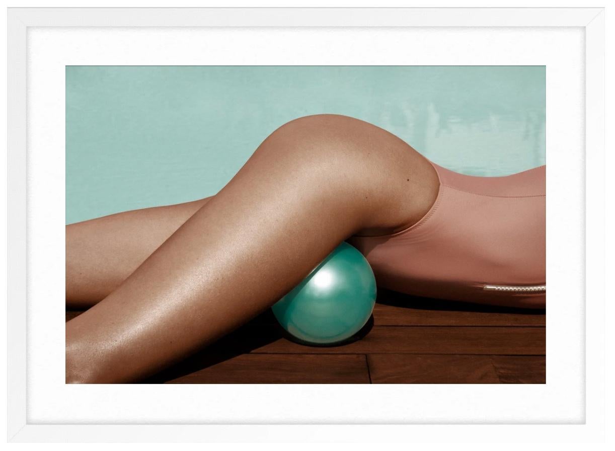 Bola Turquesa - Color Photograph Marrón de Elena Iv-skaya