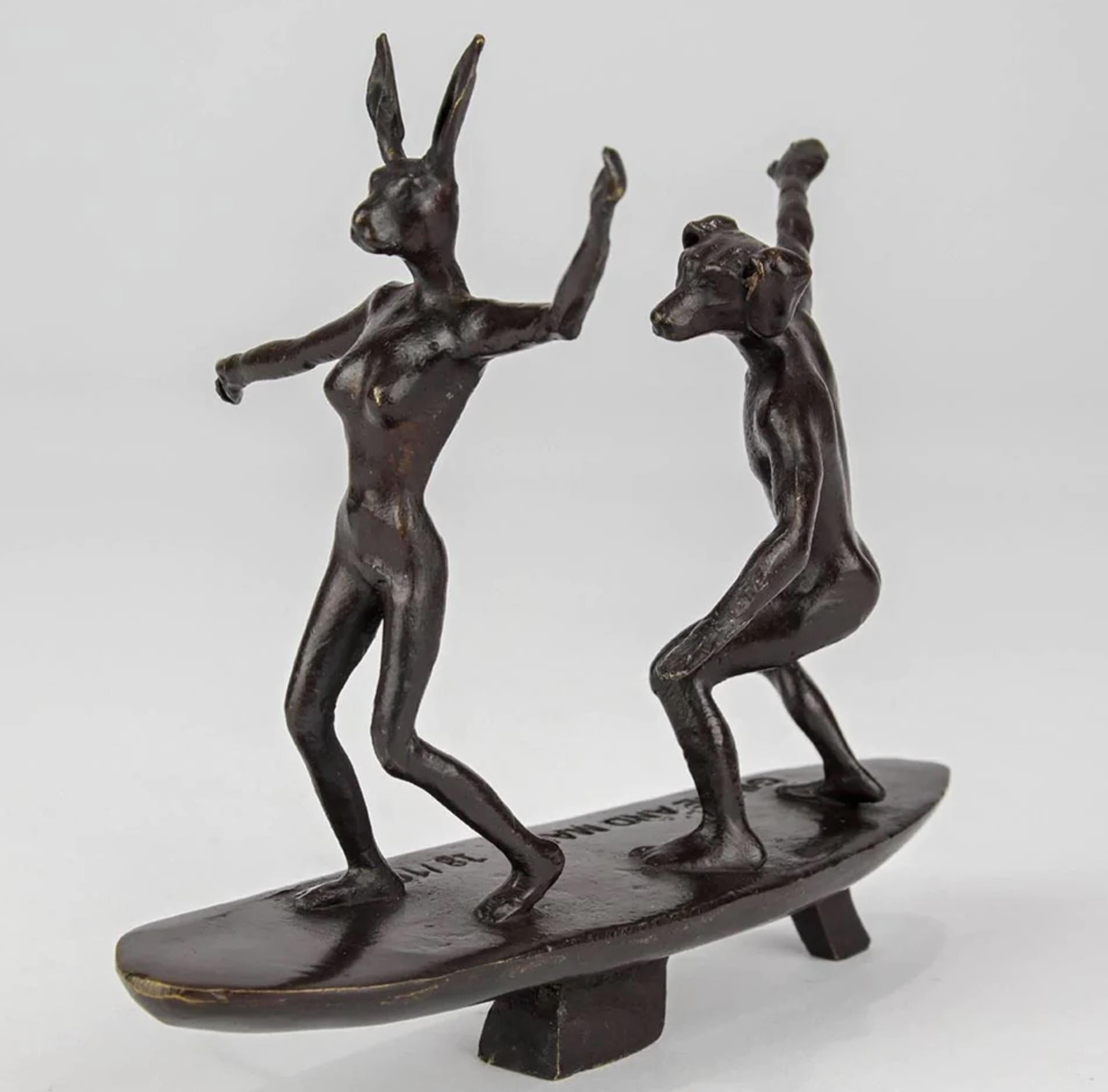 Gillie and Marc Schattner Figurative Sculpture – Authentische Bronze- Surfer auf einer Welle-Skulptur von Gillie und Marc
