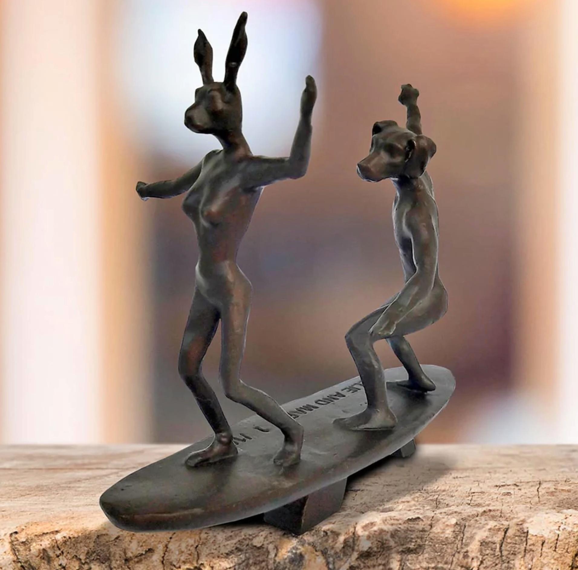 Authentische Bronze- Surfer auf einer Welle-Skulptur von Gillie und Marc – Sculpture von Gillie and Marc Schattner