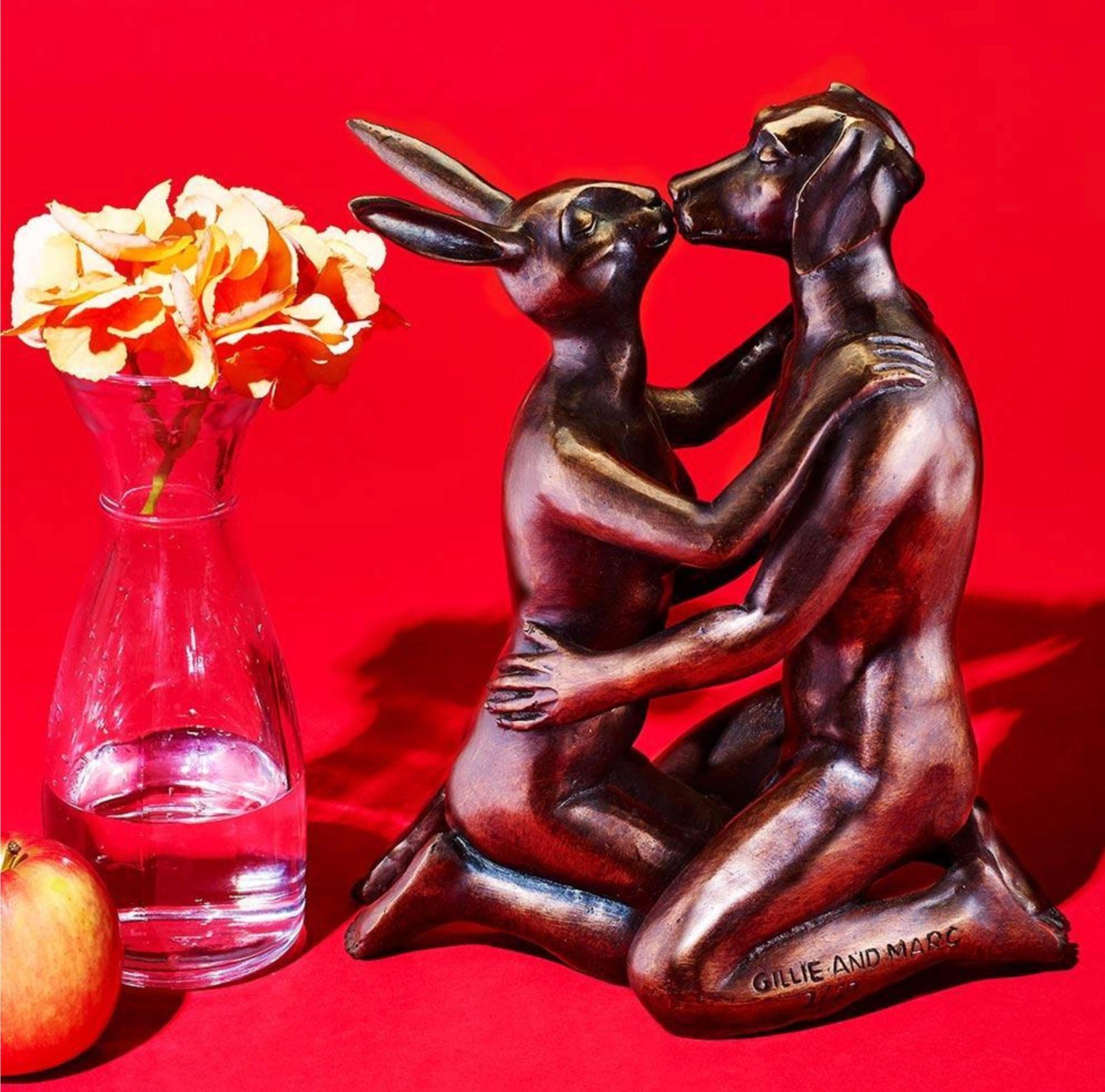 Bronze authentique Elle l'a embrassé comme si c'était la sculpture de Gillie et Marc - Contemporain Art par Gillie and Marc Schattner