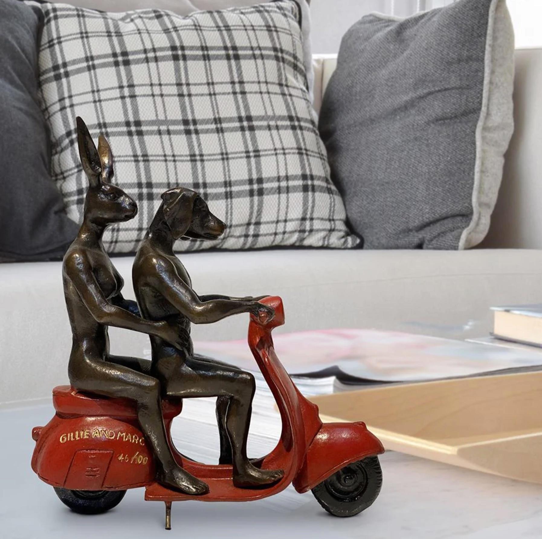 Authentische Bronze, sie waren die authentische Vespa... Skulptur von Gillie und Marc im Angebot 6