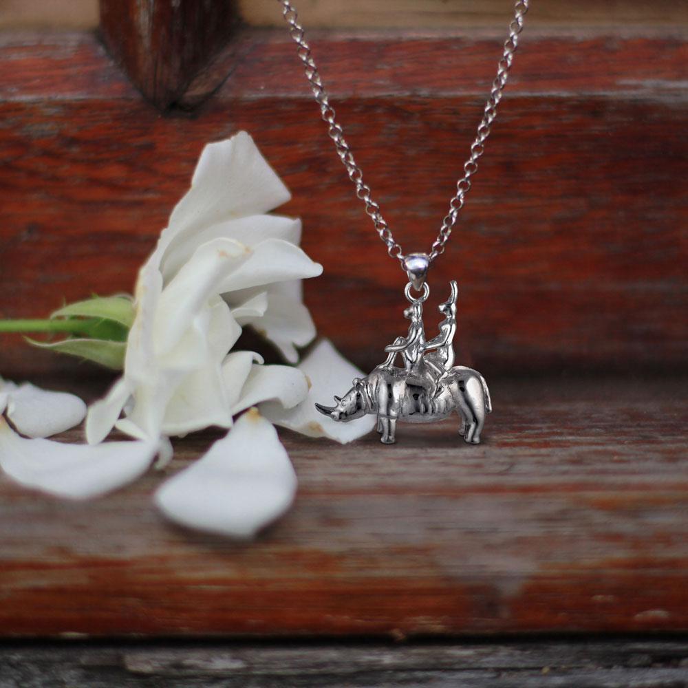 Titre : Son cœur était sauvage comme le sien (Pendentif Rhino), et Ils aimaient être sauvages et libres (Collier Rhino Riders)
Parure en argent Sterling Art Wear

Artistes contemporains de renommée mondiale : Gillie et Marc, mari et femme, sont des