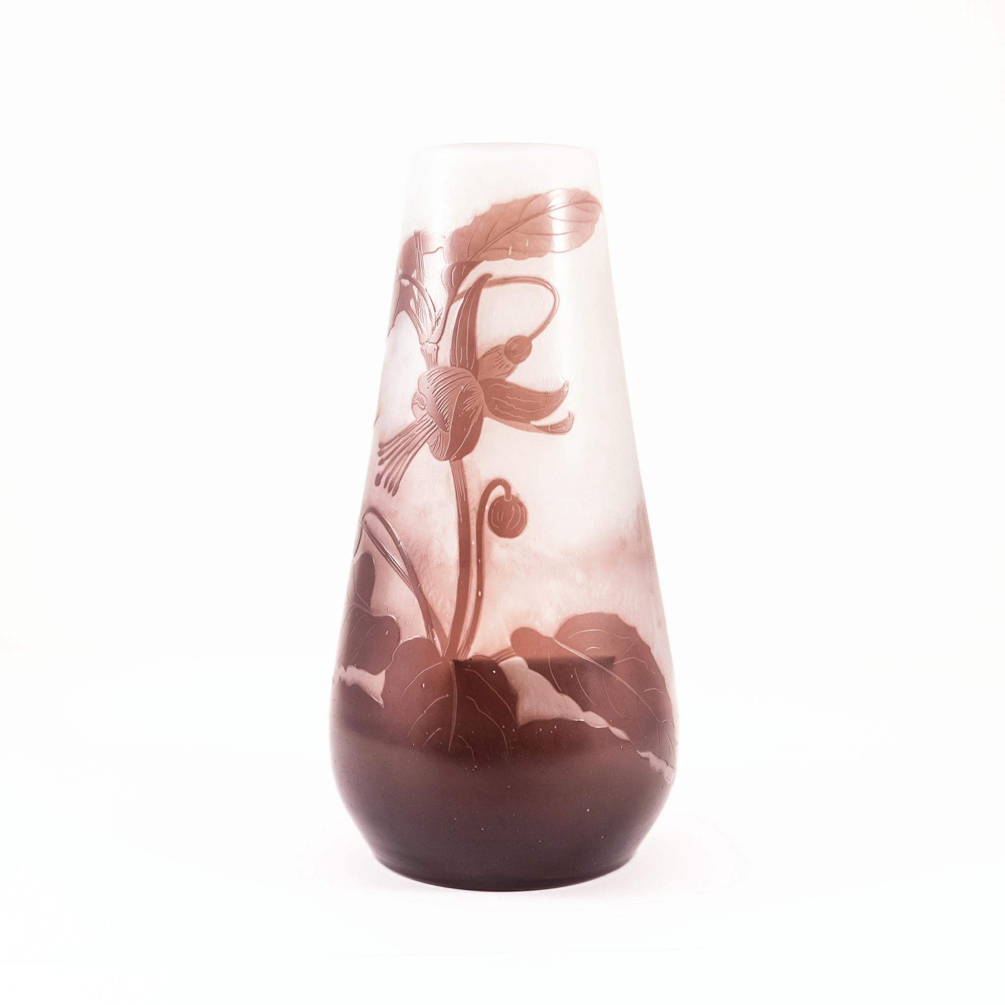 Antiguo jarrón de cristal camafeo Art Nouveau Fuschias en venta 2