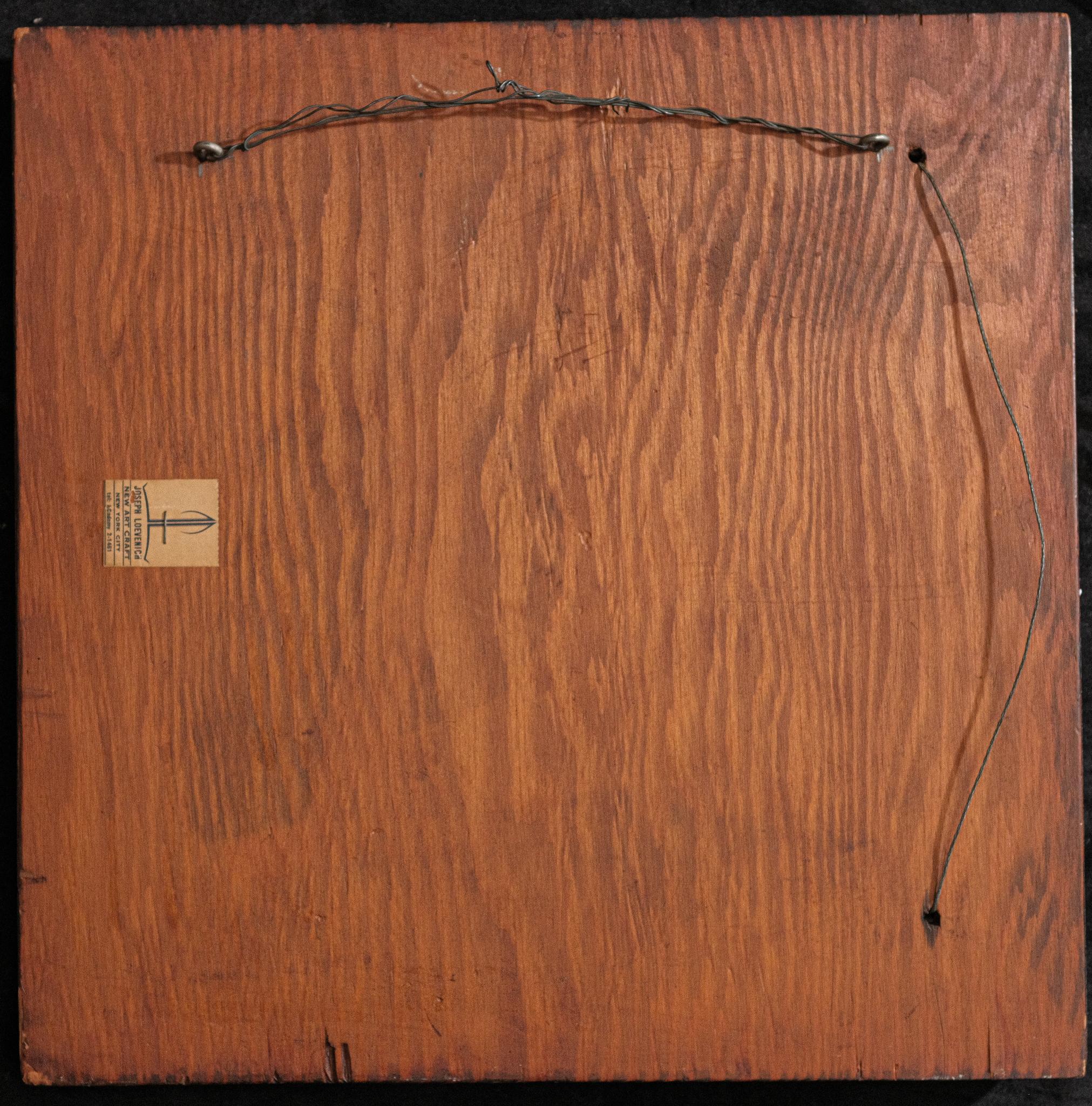 Plaque en céramique : 11.5 x 11.5 pouces
Cadre en bois massif : 15.5 x 15.5 pouces

Plaque exquise en maïolique de Castelli, représentant une scène richement détaillée de la Renaissance italienne. Le carreau de céramique représente un paysage côtier