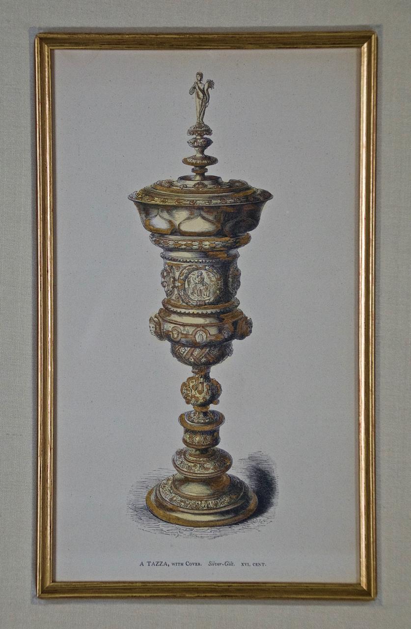 Il s'agit d'une paire de gravures encadrées, colorées à la main, représentant un vase ancien de style Palizzy Wares et une tazza (tasse) en argent doré avec un couvercle, tous deux du XVIe siècle. Elles ont été gravées sous la supervision de Philip