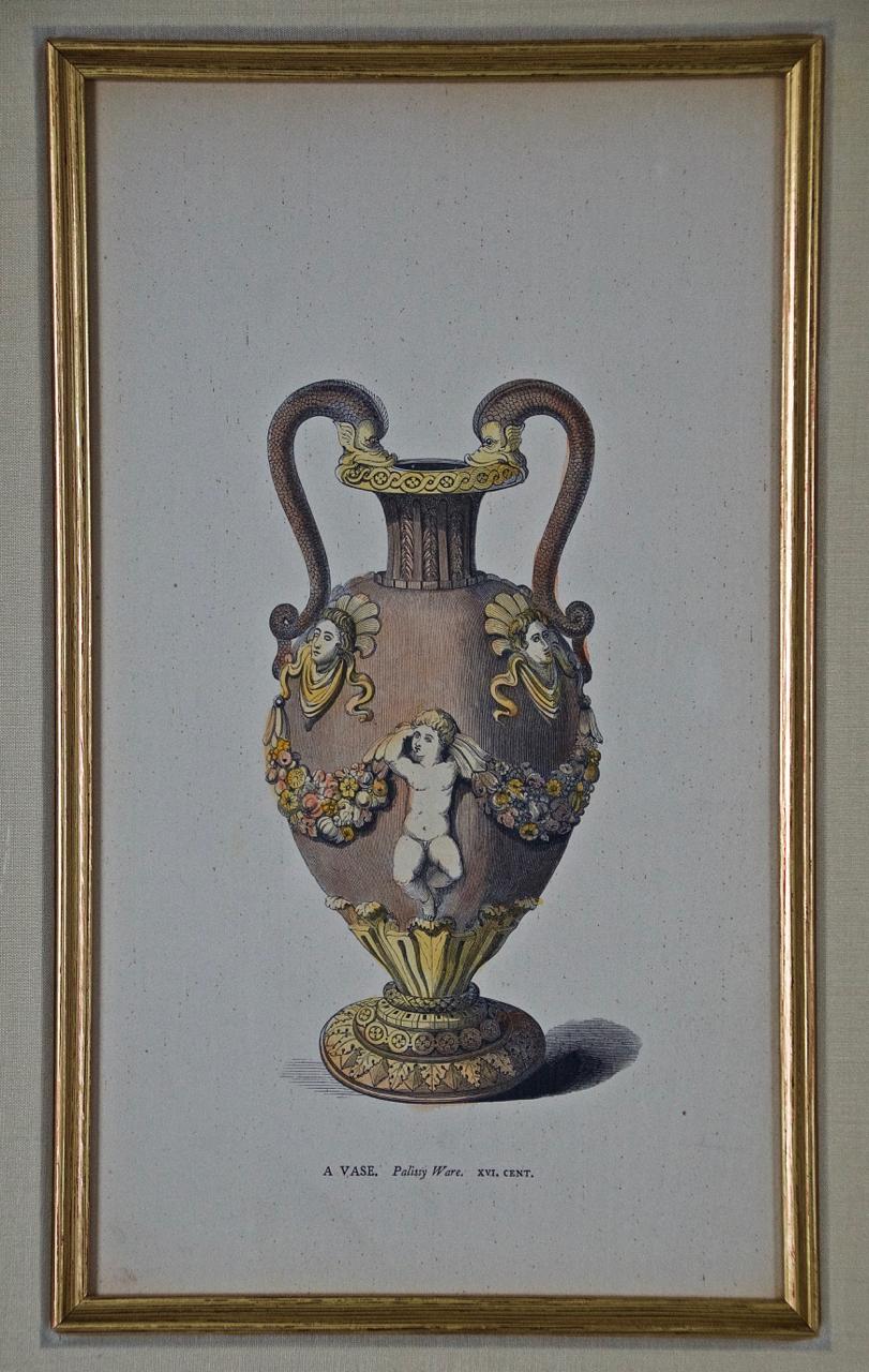 Set aus zwei handkolorierten Gravuren einer römischen Vase aus der Antike und einer Tazza (Cup) – Print von Philip De La Motte