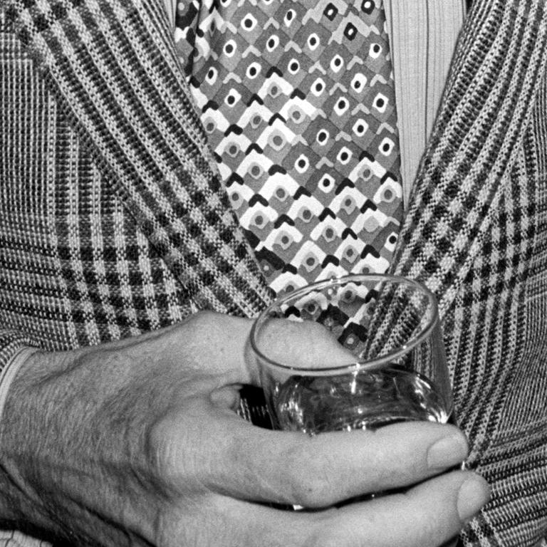 Lee Marvin, La Trattoria Terrazza, London, 1976, Photography - Black Portrait Photograph by Richard Young