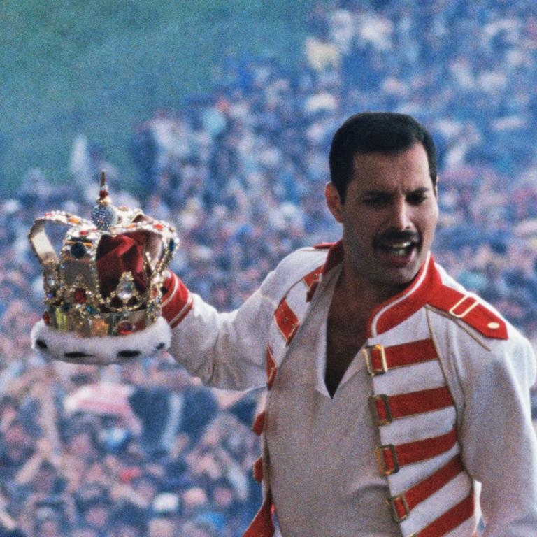 Freddie Mercury au concert, Magic Tour, Slane Castle, County Meath, 1986 - Gris Color Photograph par Richard Young