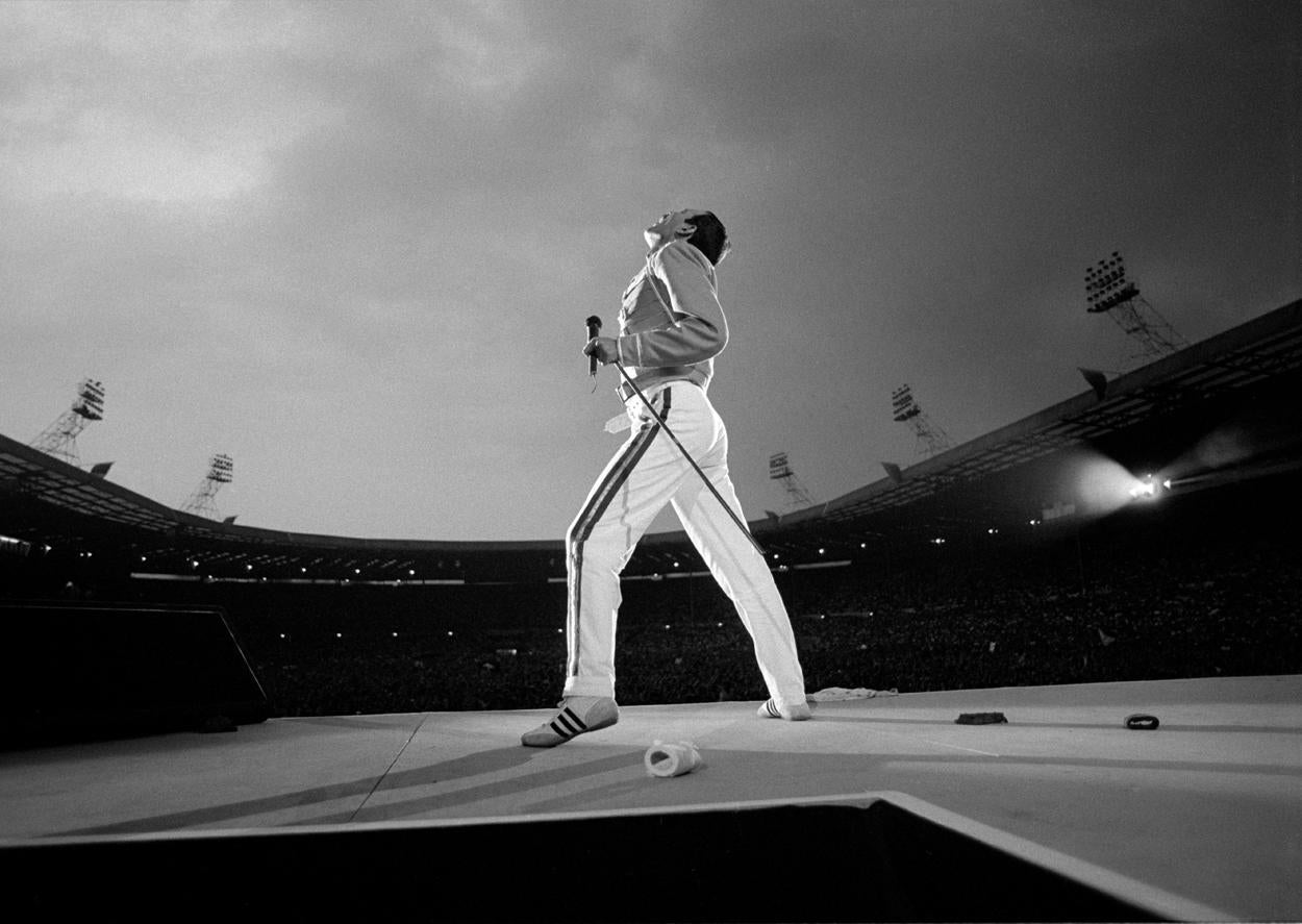 Richard Young Portrait Photograph – Freddie Mercury, Queen in Concert, Magic Tour, Wembley Stadion, London, 1986