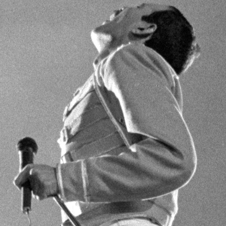 Freddie Mercury, Queen in Concert, Magic Tour, Wembley Stadion, London, 1986 (Sonstige Kunststile), Photograph, von Richard Young
