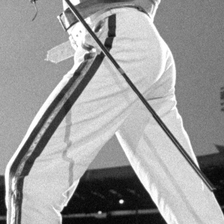 Freddie Mercury, Queen in Concert, Magic Tour, Wembley Stadion, London, 1986 (Schwarz), Portrait Photograph, von Richard Young
