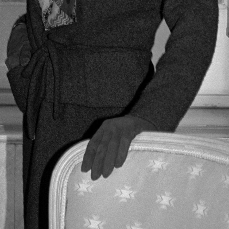 Bette Davis, Grosvenor House Hotel, London, 1987, Photography - Gray Portrait Photograph by Richard Young