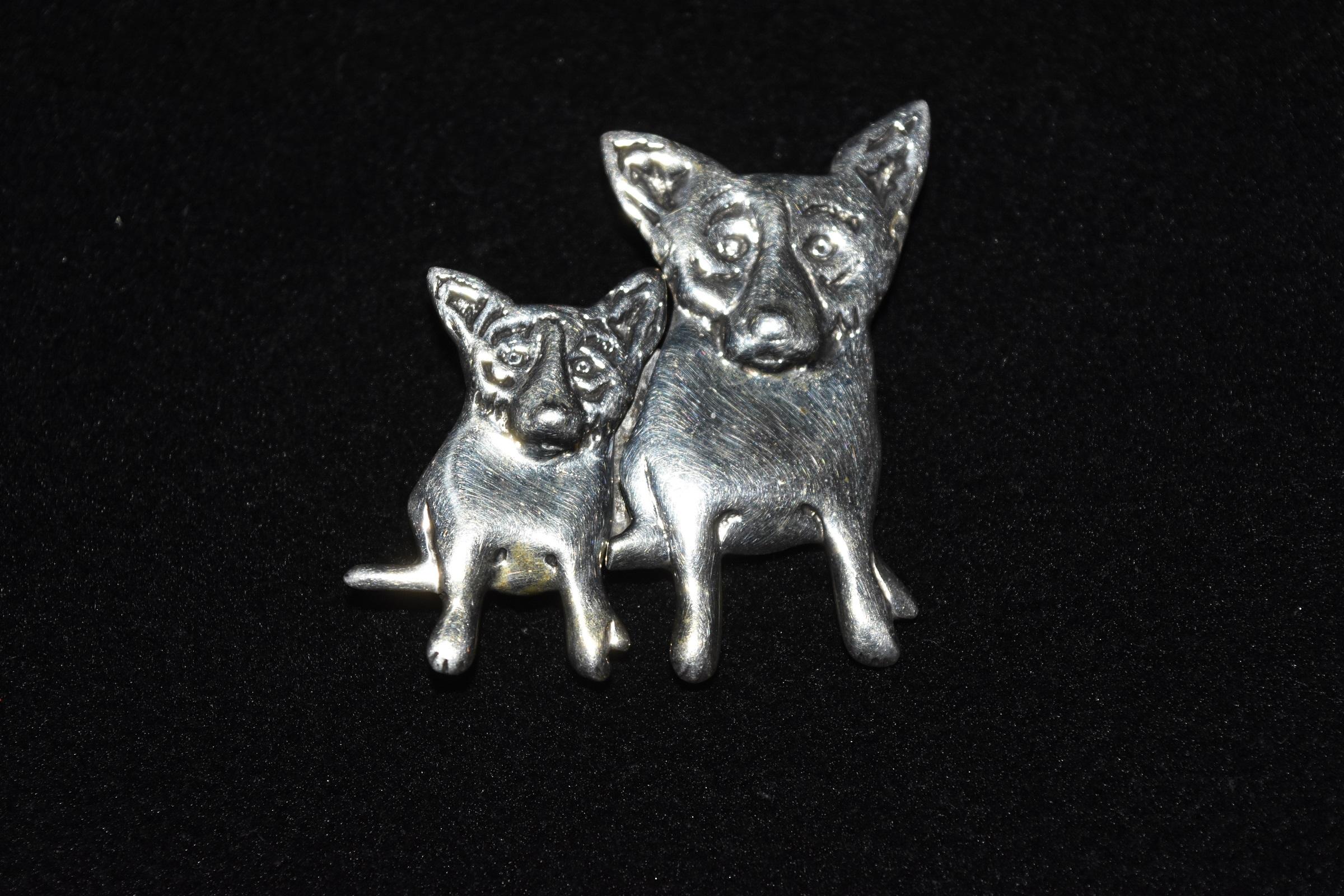 Épingle double chien bleu en argent sterling avec @Rodrigue et ""Sterling" au dos