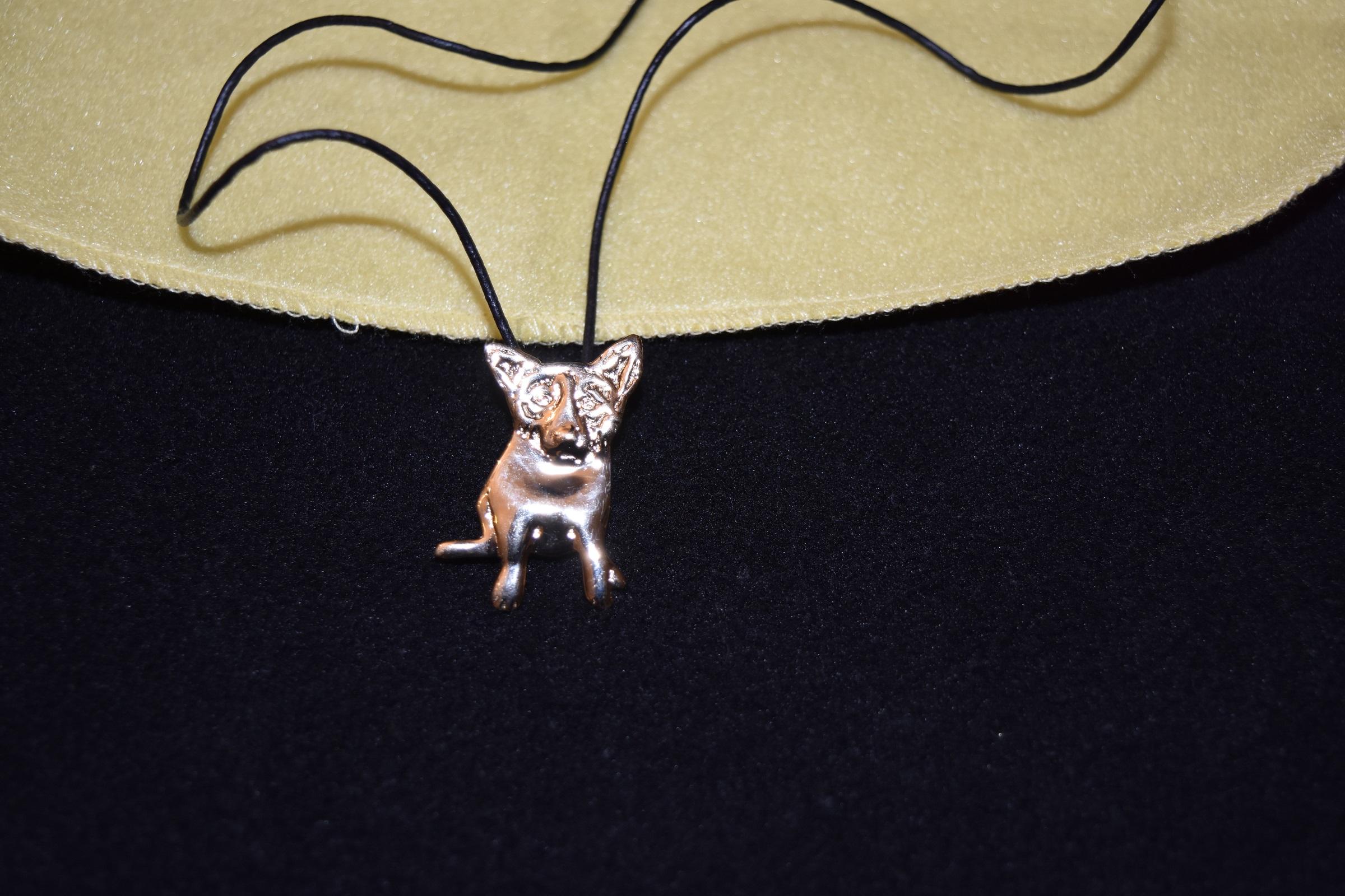 Artiste :  George Rodrigue
Titre :  Pendentif chien bleu en sterling/plaqué or
Moyen :  Bijoux de la fonderie
Date :  Circa 1993
Dimensions :  1 3/8
