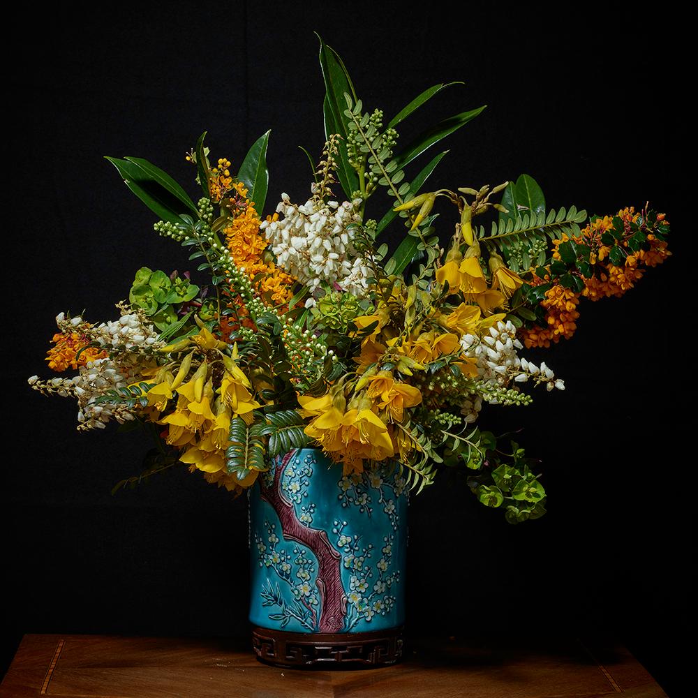 Color Photograph T.M. Glass - Bouquet jaune, blanc et orange dans un récipient asiatique