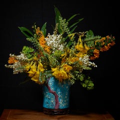 Bouquet jaune, blanc et orange dans un récipient asiatique