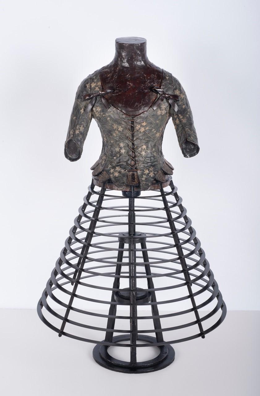 Jacques Payette Figurative Sculpture - Corset avec cerceaux plats