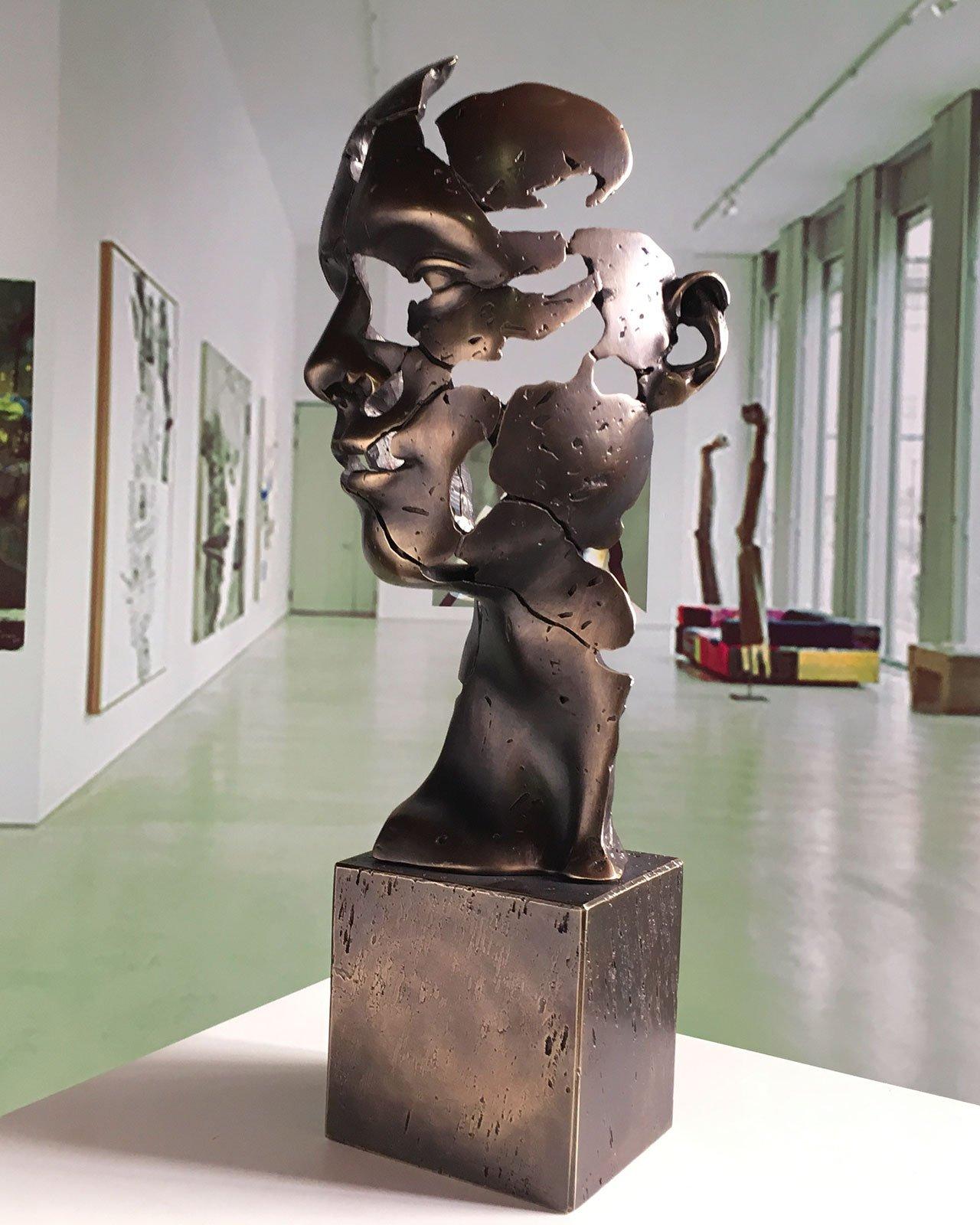 L'homme du futur - Miguel Guía Sculpture expressionniste en couche de bronze 4
