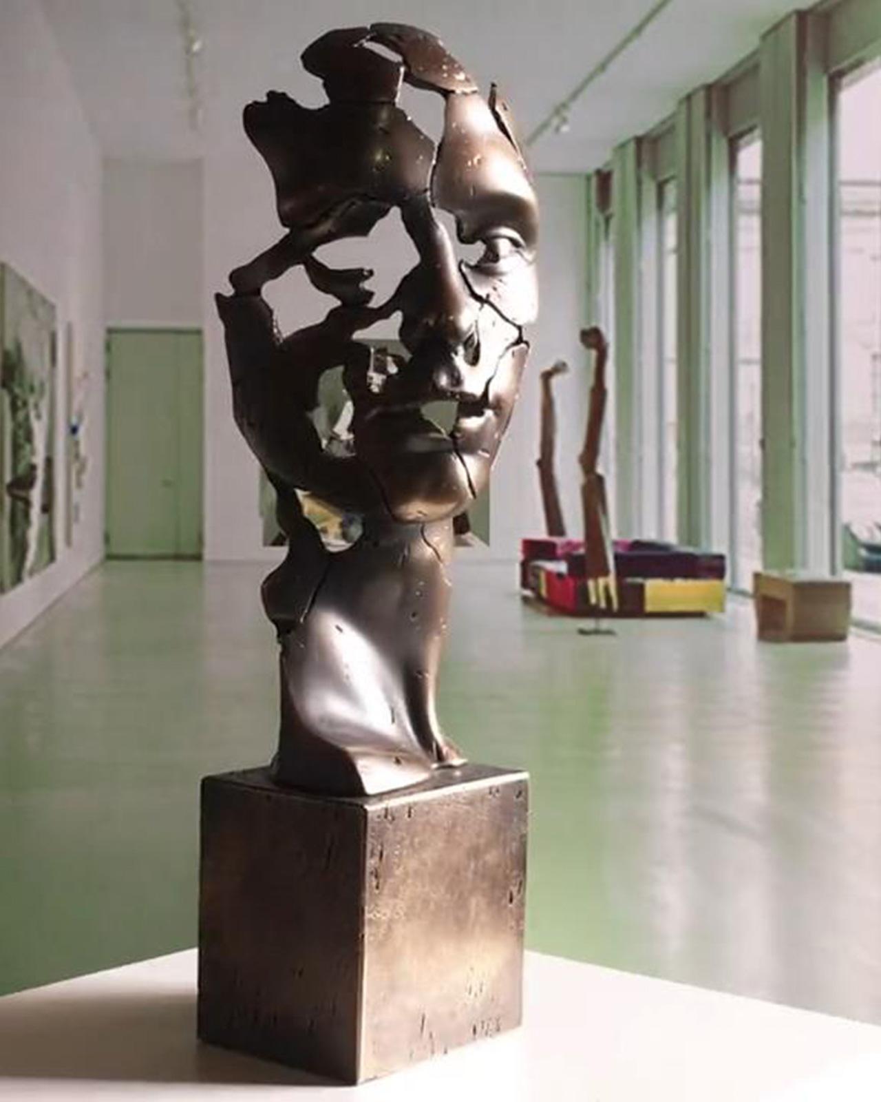 L'homme du futur - Miguel Guía Sculpture expressionniste en couche de bronze 11