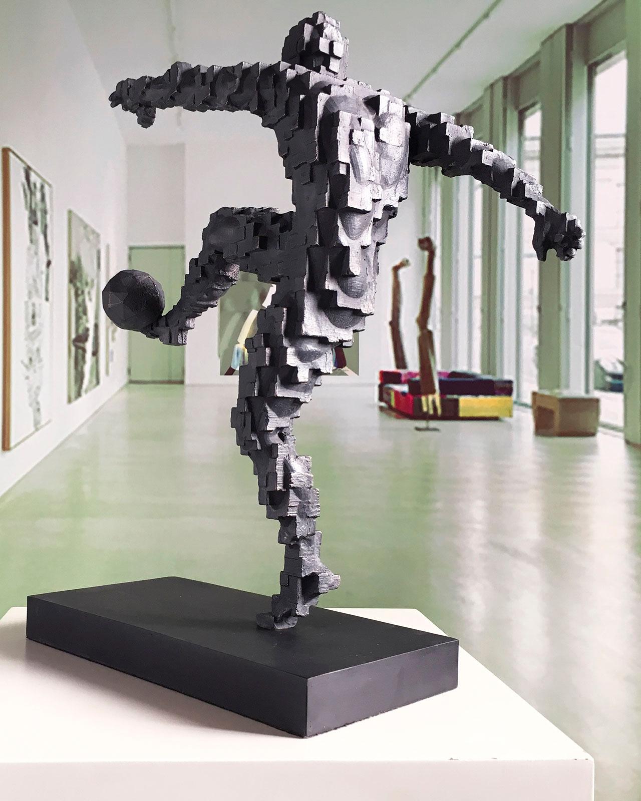 Zidane goal winner - Miguel Gua Konstruktivistische Skulptur aus Bronzeguss im Angebot 1