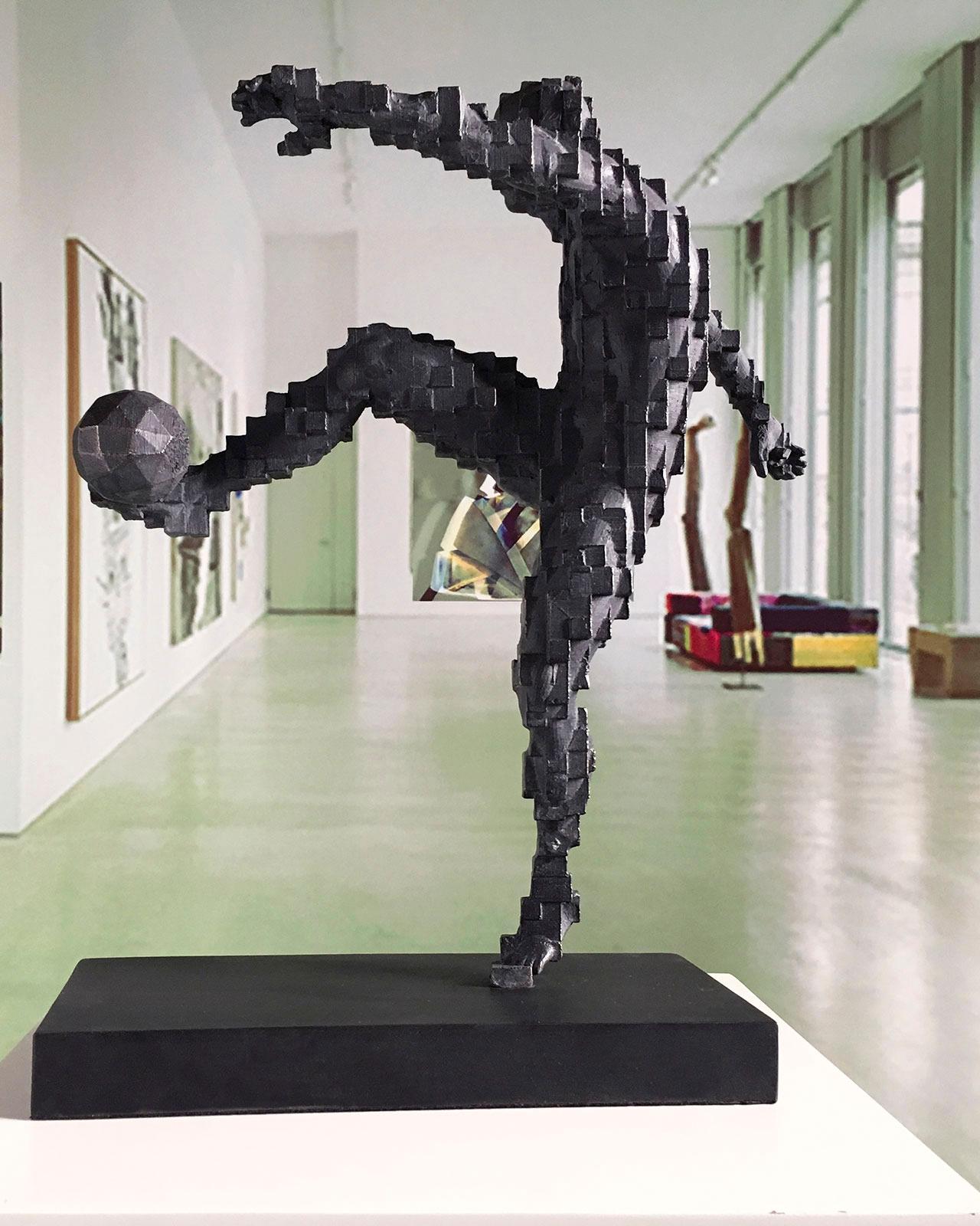 Zidane goal winner - Miguel Gua Konstruktivistische Skulptur aus Bronzeguss im Angebot 2