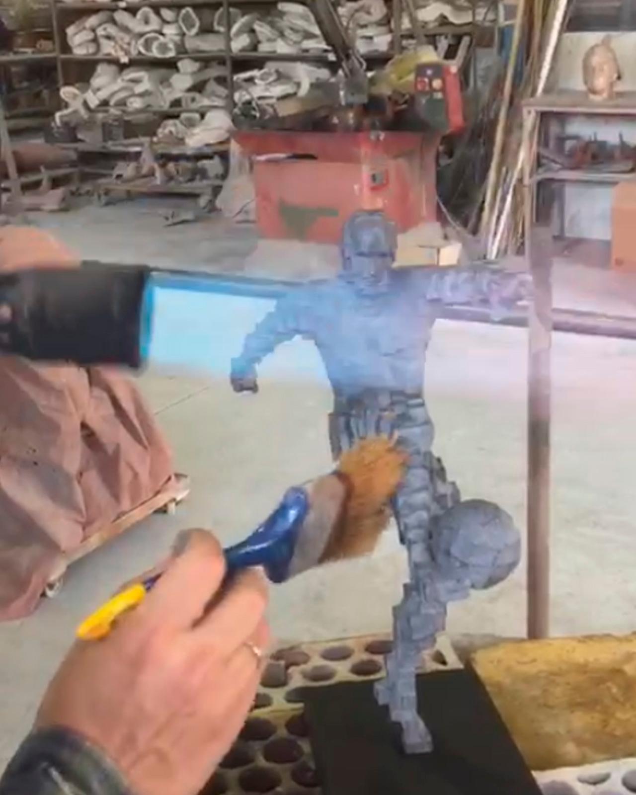 Zidane goal winner - Miguel Gua Konstruktivistische Skulptur aus Bronzeguss im Angebot 3