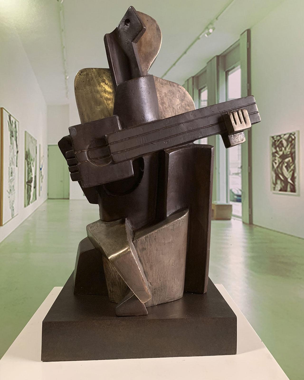 Miguel Guía Figurative Sculpture – Großer Gitarrenspieler mit Arlekin aus Bronzeguss – kubistische Skulptur von Miguel Gua