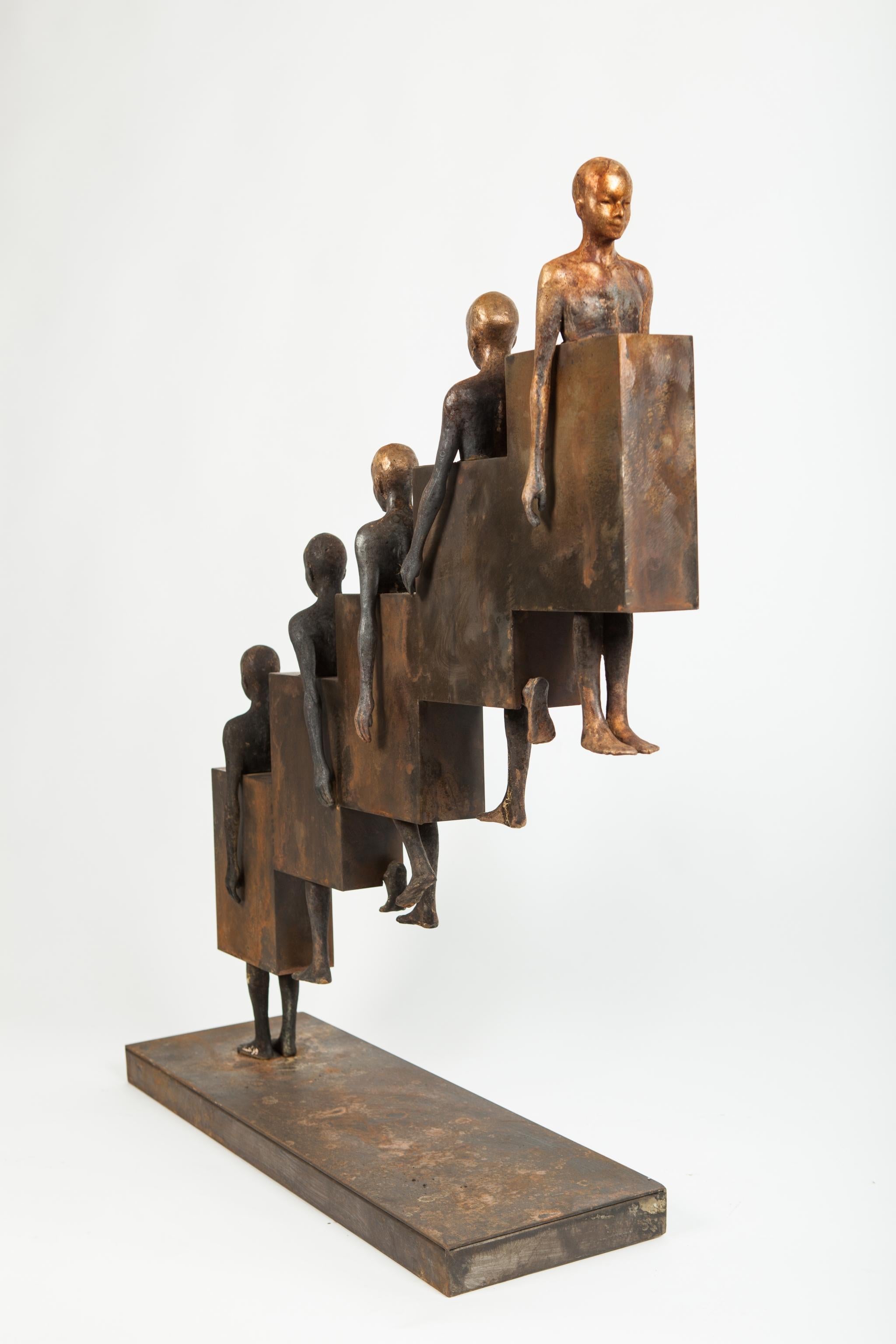 Jesús Curiá Perez  Figurative Sculpture - Upstairs II