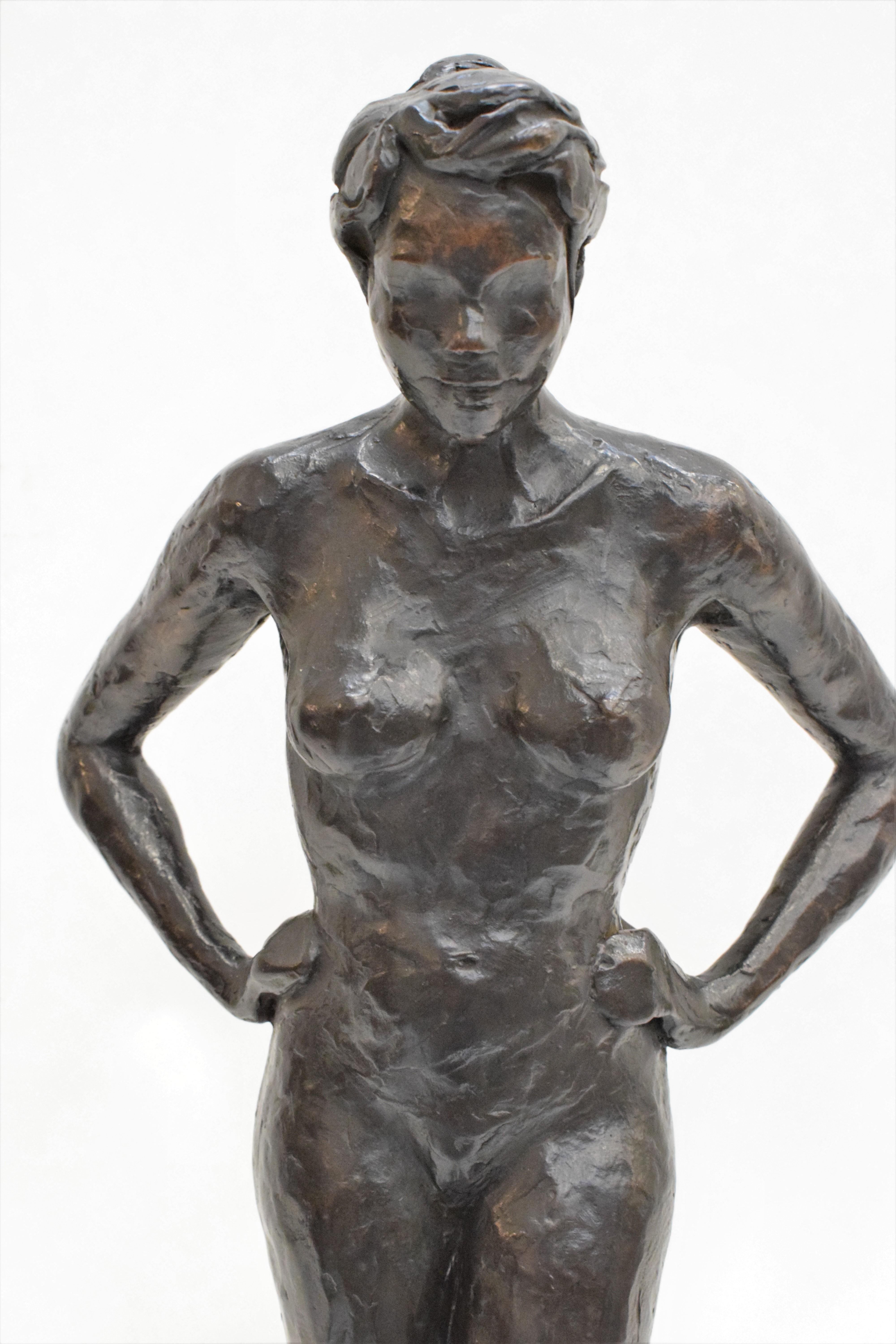 Bronze statue of a woman, Anneke Hei - Degenhardt (1951), Signed - Gold Figurative Sculpture by Anneke Hei-Degenhardt