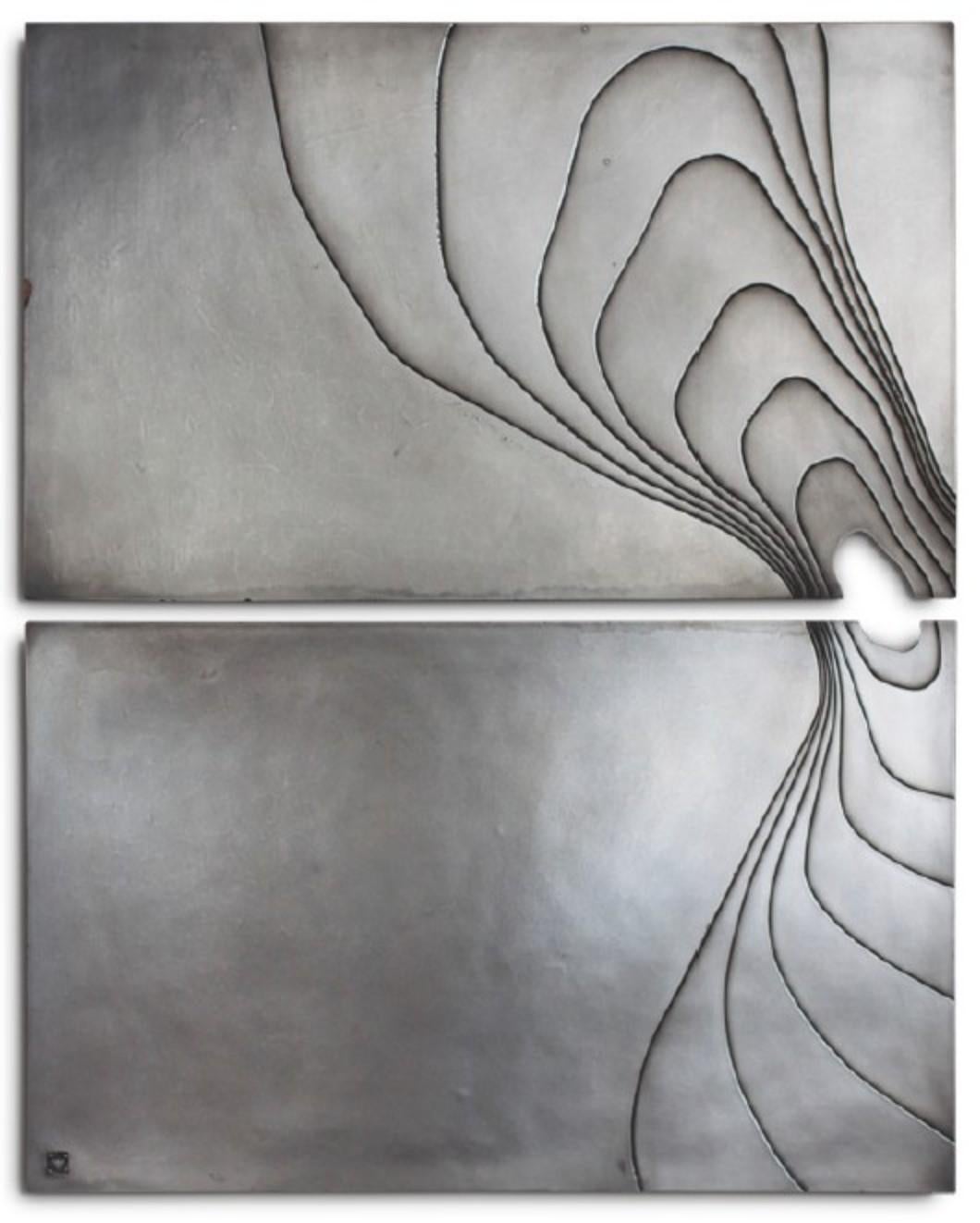 Aluminium Contour Plateau est une pièce d
aluminium coulée à froid à partir d
un moule d
une édition de 5 exemplaires. Topographie et géométrie se rencontrent dans ces cartes oniriques. Des rivières et des vallées imaginaires traversent les strates