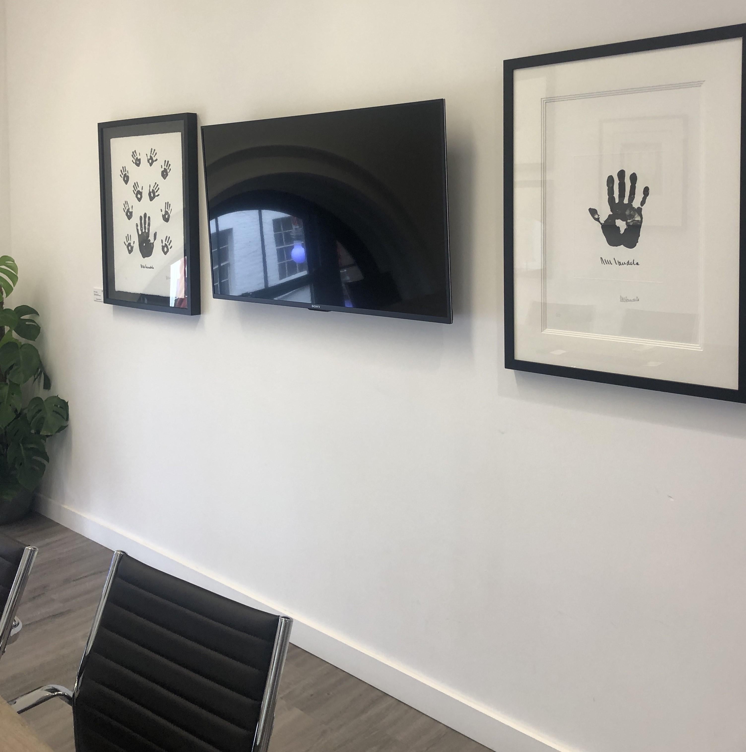 Impresiones de África - Mandela, ex presidente sudafricano, obra de arte firmada - Print Contemporáneo de Nelson Mandela