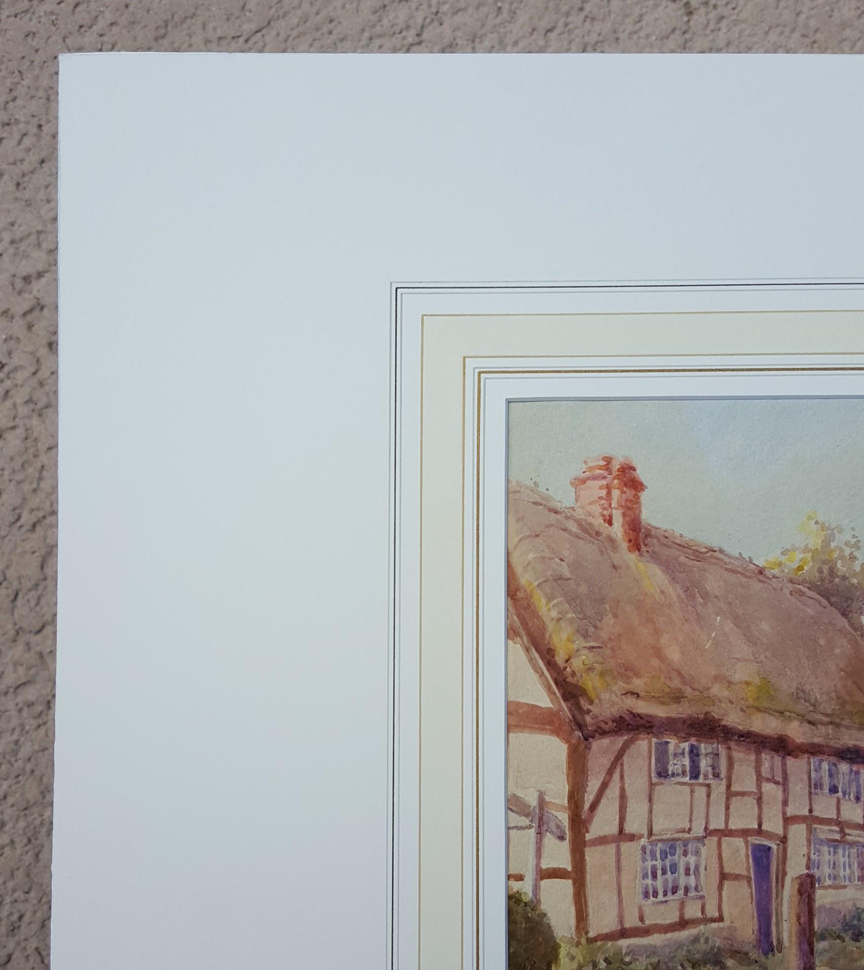Village de Cotswold, Angleterre /// Antique aquarelle britannique représentant une scène de ville - Gris Landscape Art par Maud Hollyer