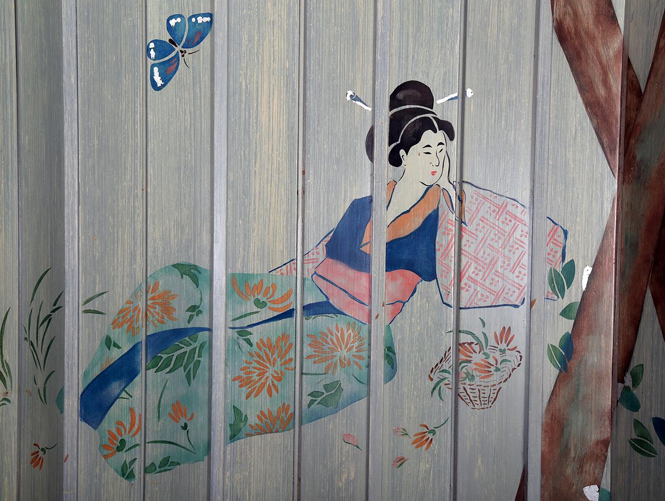 Ce grand paravent d'art décoratif peint à la main sur le thème de l'orientalisme mesure plus d'un mètre cinquante de long. Il est signé et daté de 1991 par la femme artiste américano-hollandaise Liedeke Bulder. Deux tableaux distincts émergent de