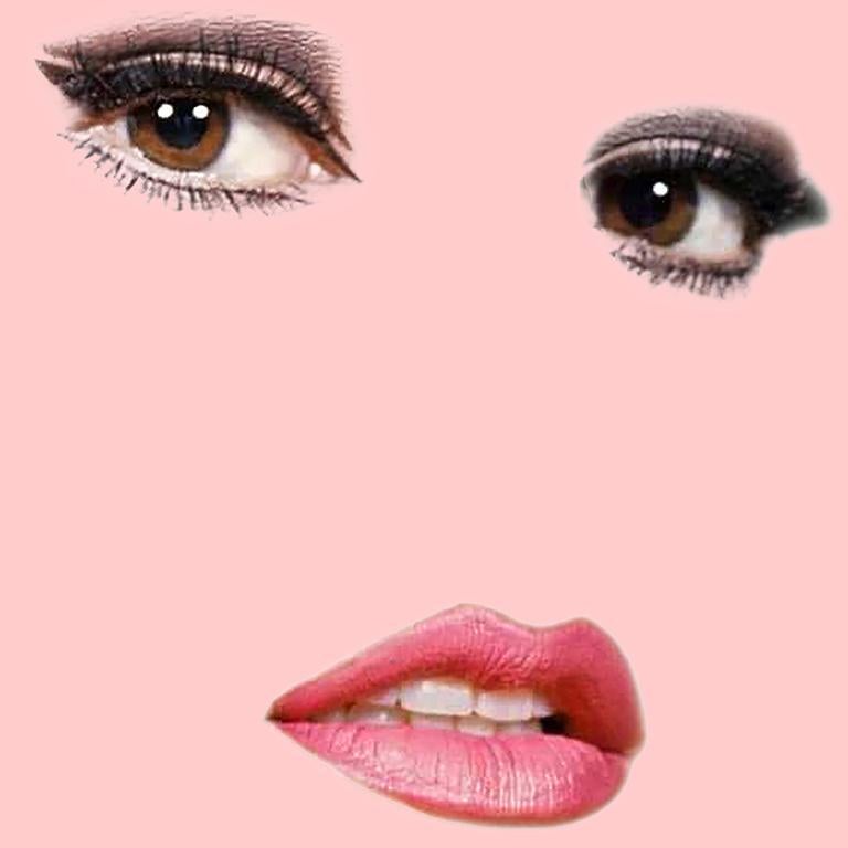 Raquel Welch Pop Art - Photographie de portrait à la mode rose  en vente 1