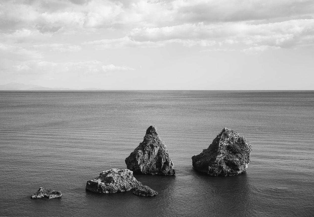 Andrea Anaya Portrait Photograph – Landschaft Costa Amalfitana, Ozean, zeitgenössische Kunst, Fotografie, Schwarz-Weiß