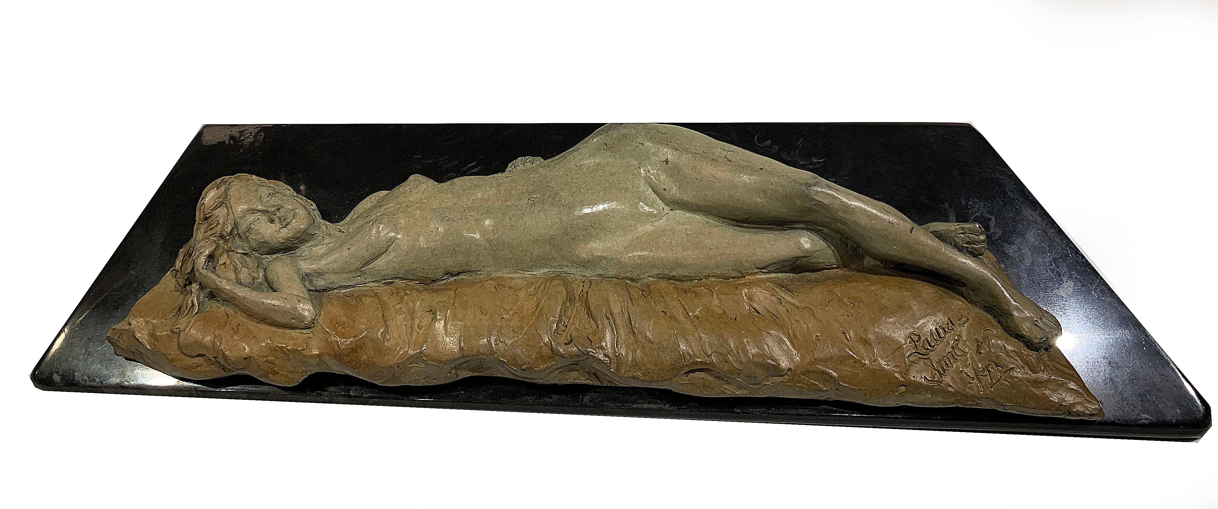 Escultura figurativa desnuda sin título
