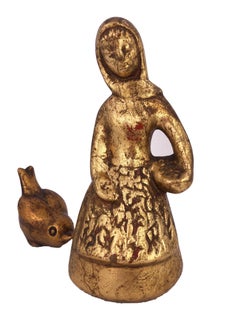 Sculpture en céramique de l'artiste Howard Pierce représentant une fille et un oiseau, couleur or, rouge 