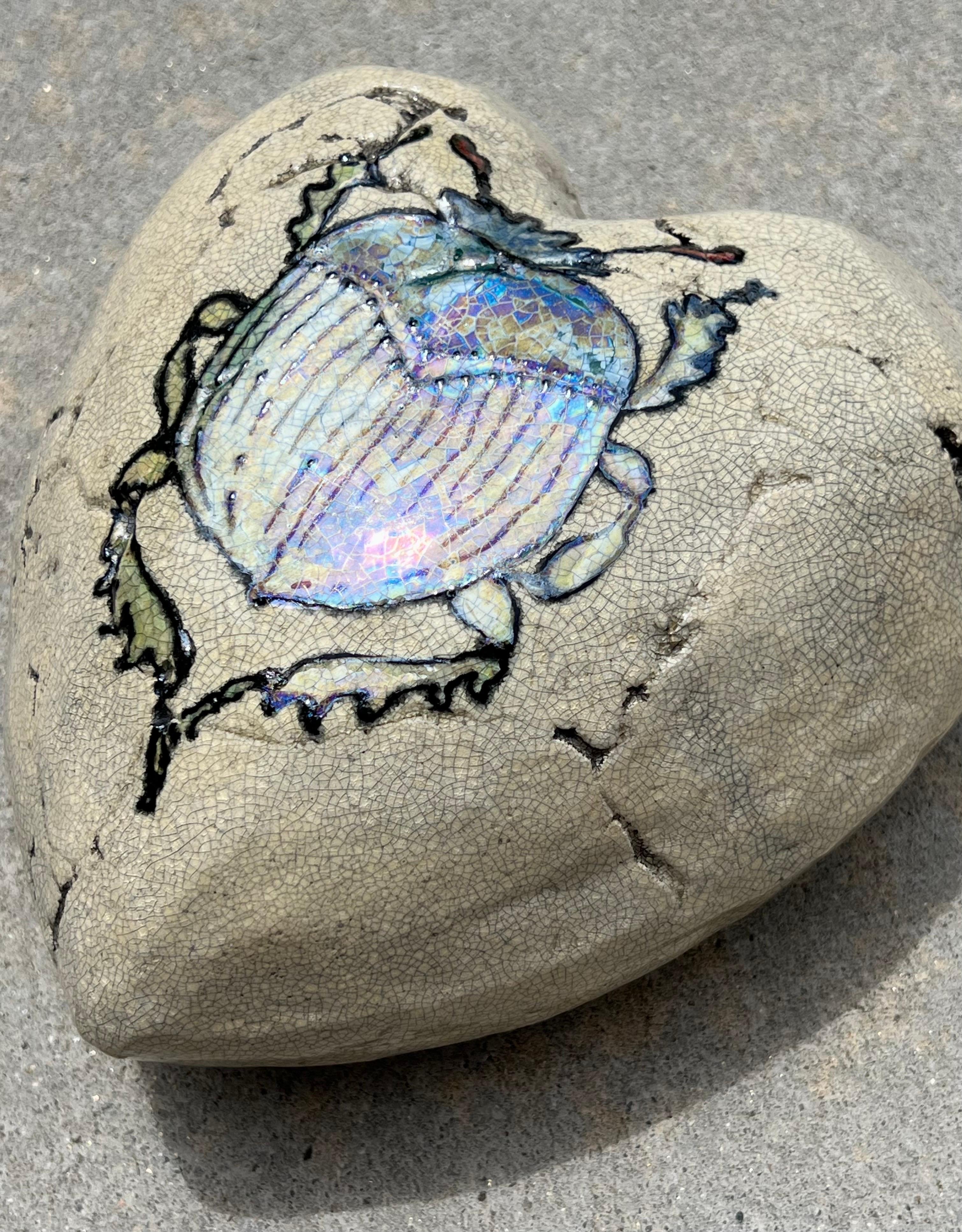 Scarab, signiert Raku heart des Künstlers Chris Reilly. Schillernd blau, grau, hellbraun im Angebot 1