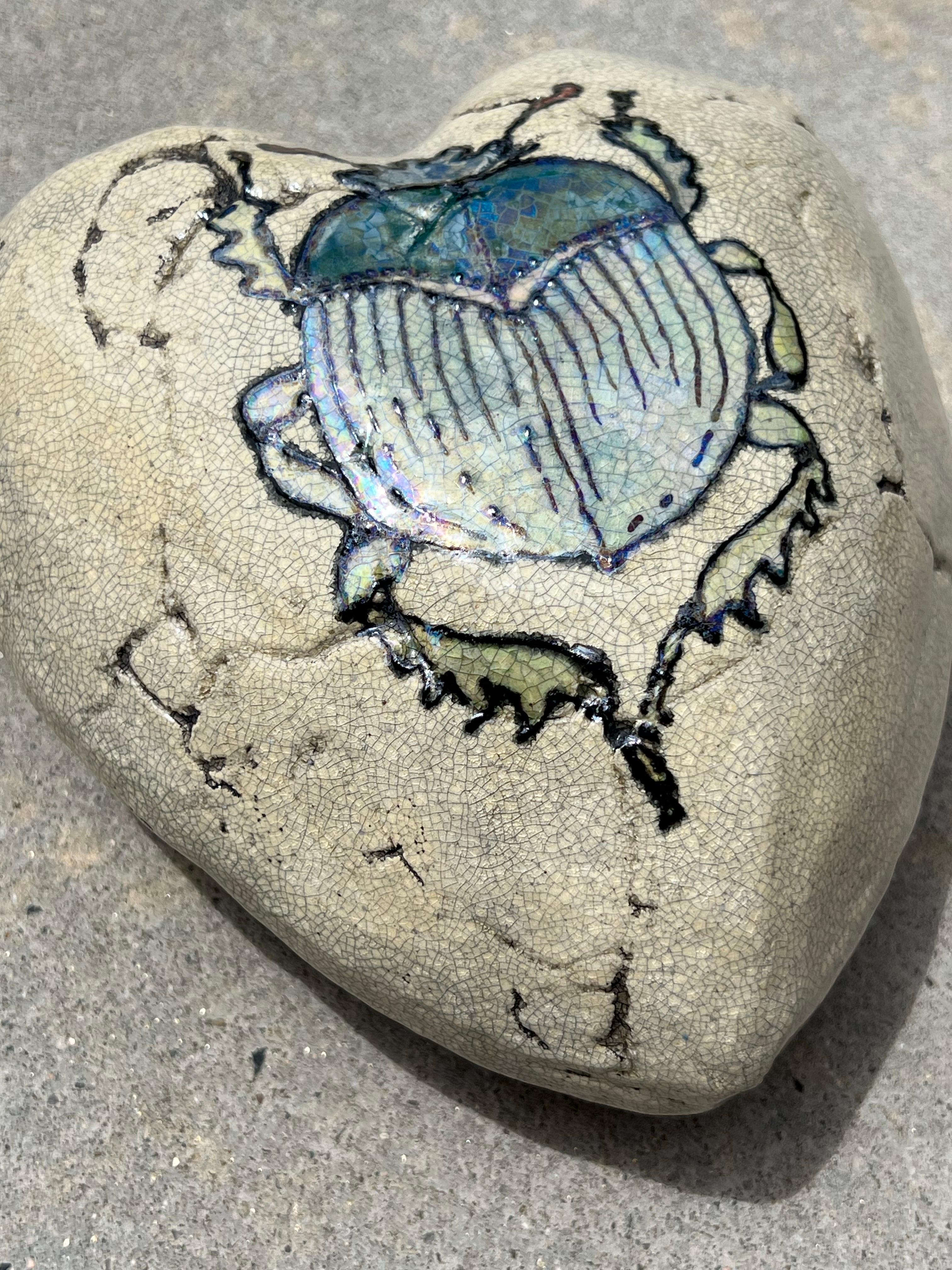 Scarab, signiert Raku heart des Künstlers Chris Reilly. Schillernd blau, grau, hellbraun im Angebot 3