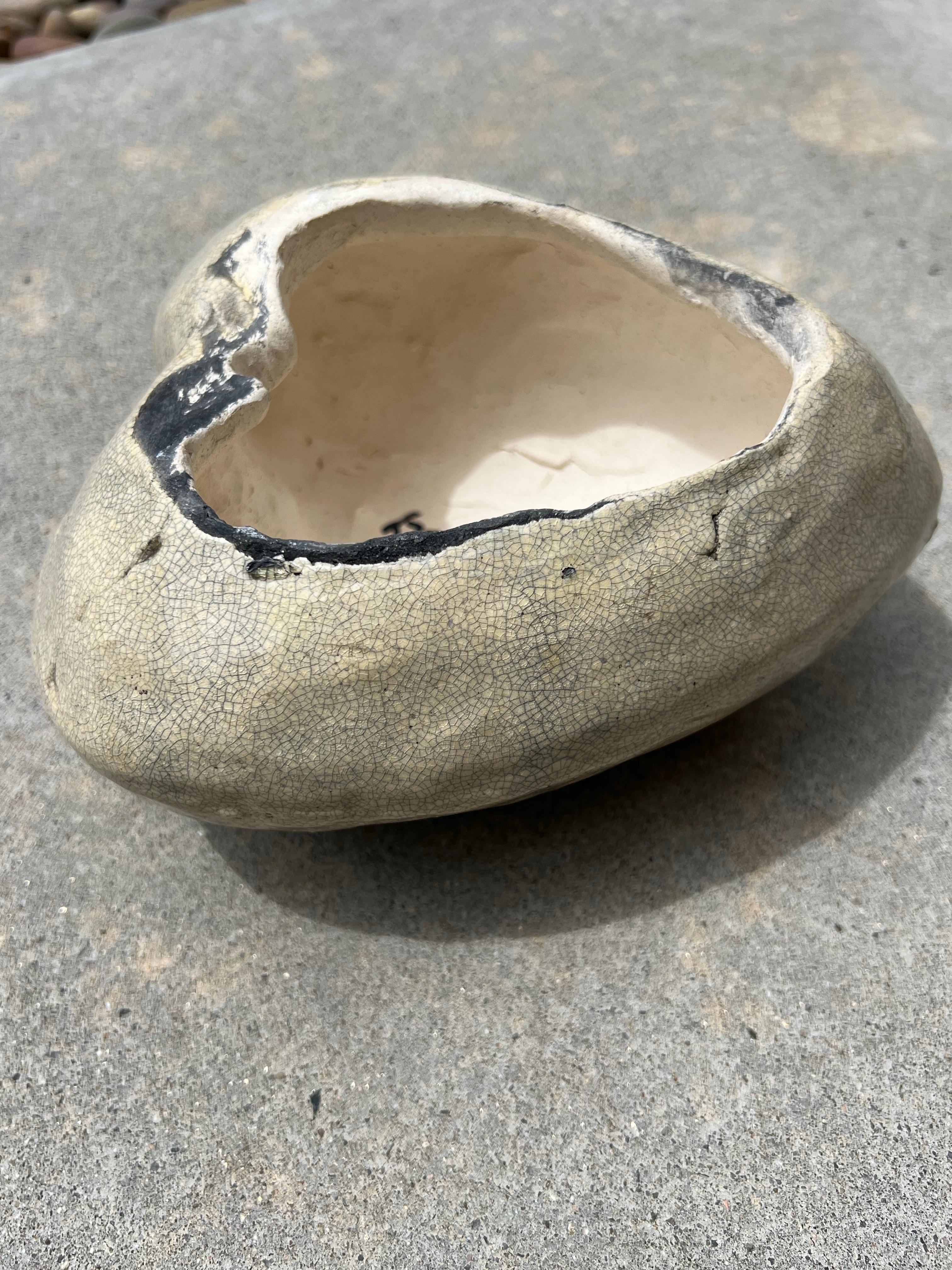 Scarab, signiert Raku heart des Künstlers Chris Reilly. Schillernd blau, grau, hellbraun im Angebot 4