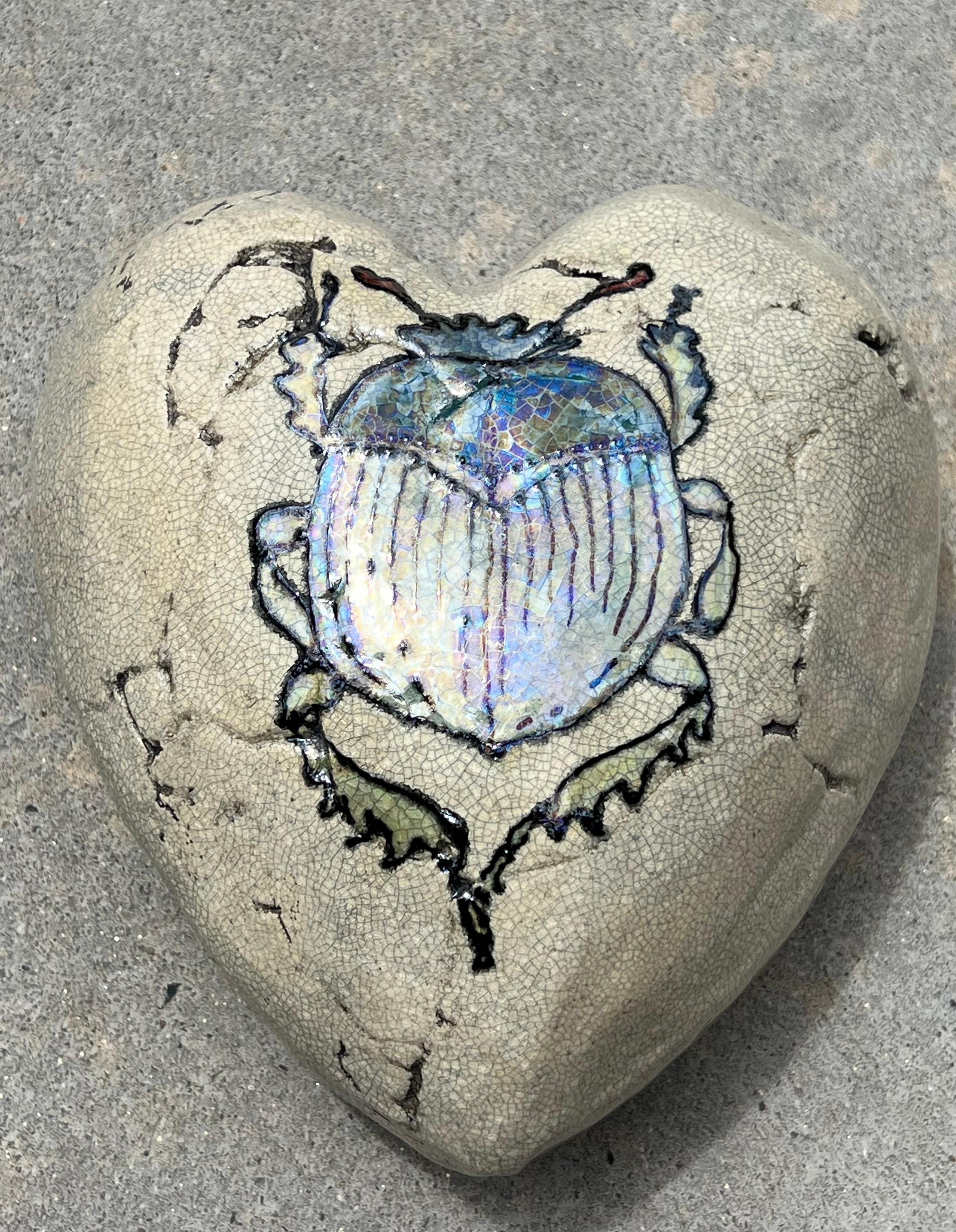 Scarab, signiert Raku heart des Künstlers Chris Reilly. Schillernd blau, grau, hellbraun im Angebot 5